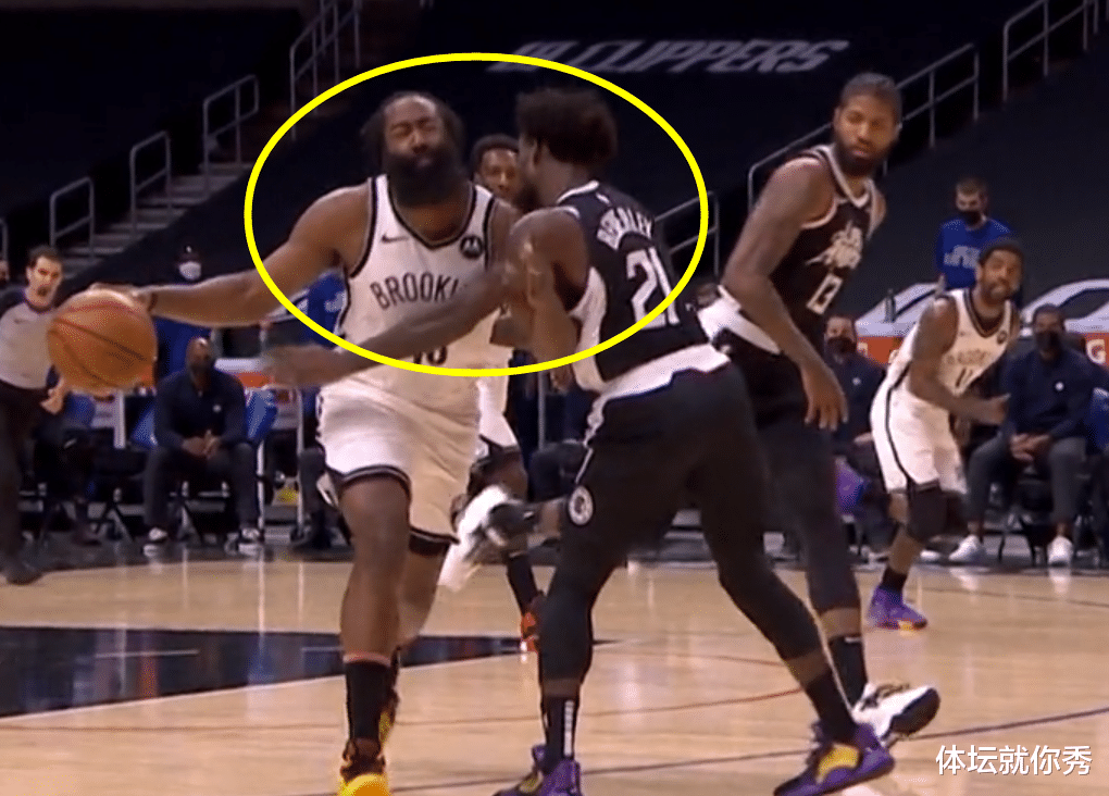 詹姆斯·哈登|火爆！贝弗利脏动作激怒哈登，2人爆发大冲突，哈登不满怒推小弟