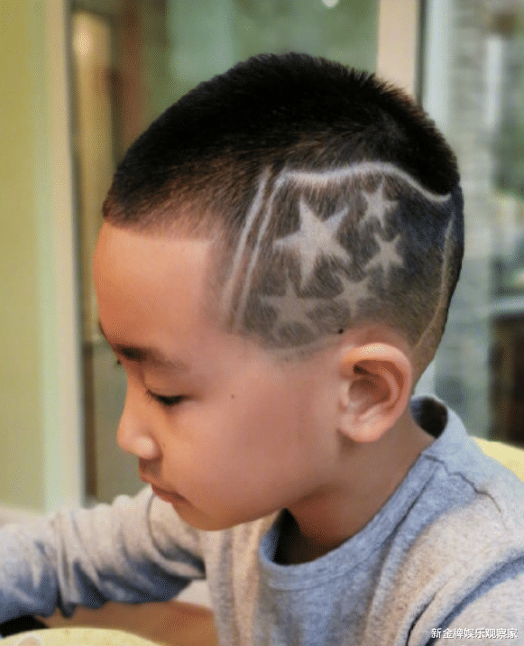 赵文卓|赵文卓儿子中秋节换发型，后脑勺有四个字，他三句话分析其中深意