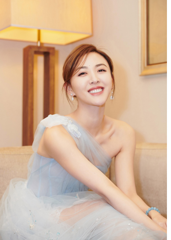 杨幂|她曾是杨幂助理，太过漂亮被导演相中，与胡歌合作，如今火得一塌糊涂