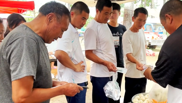 溪来情感 山东农村集市上的包子摊，70岁大爷一做就是50年，脾气差也吃得欢