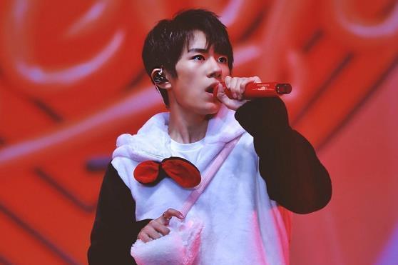 易烊千玺|易烊千玺睡觉被偷拍，看清穿的睡裤款式，这个同款粉丝不敢学？