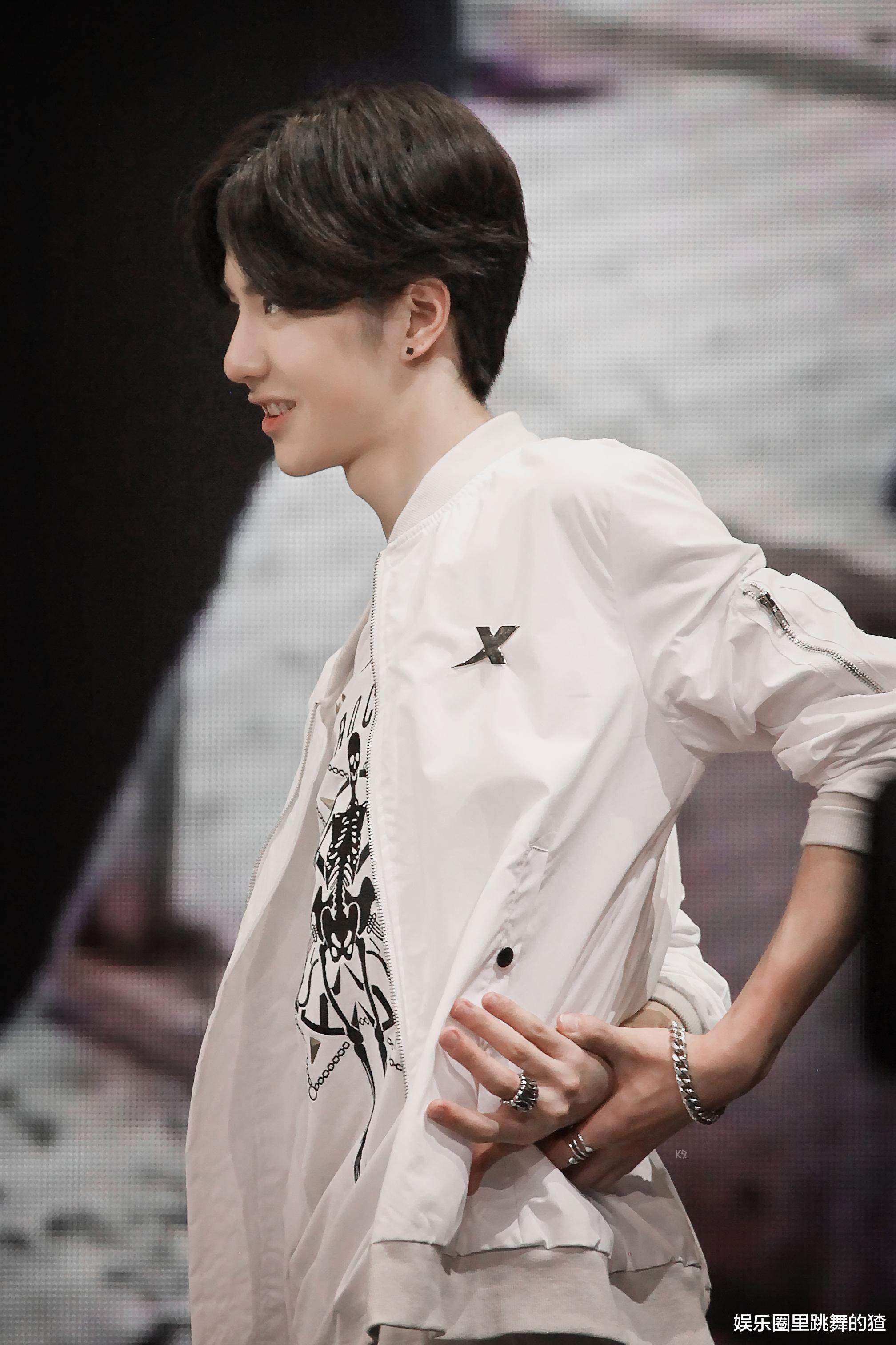 王一博|王一博尴尬瞬间：摔倒后踢道具，拿鸡当话筒，碰女生会“烫手”？