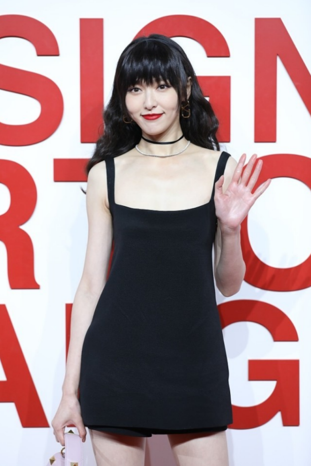 小黑裙|唐嫣的齐刘海造型真显嫩，完全看不出是80后，配小黑裙也挺美