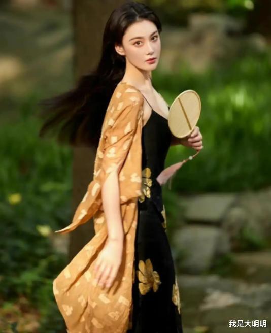 张馨予|张馨予身披黄色开衫照曝光，让人心动的模样，网友：这是真的性感