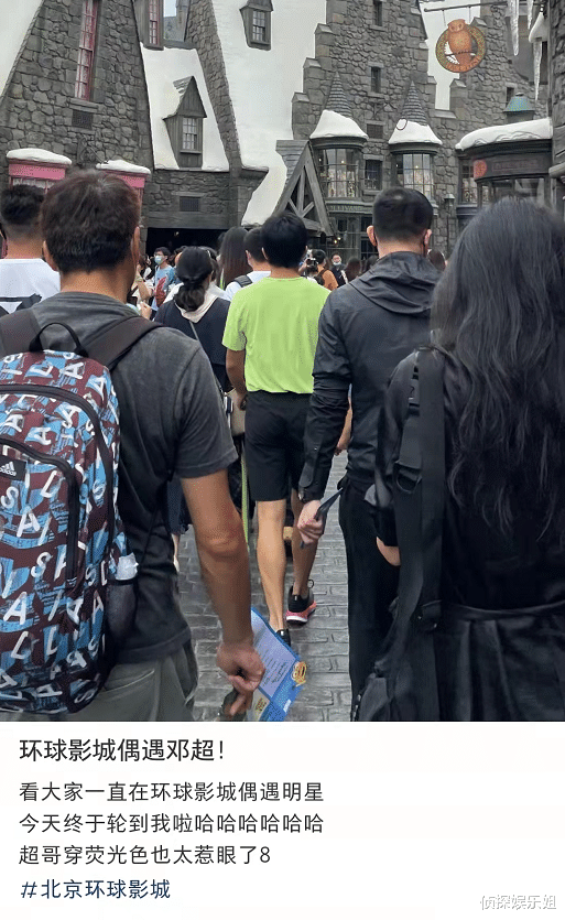 邓超|又暖又搞笑！网友环球影城偶遇邓超，因崴脚坐轮椅获超哥主动合影