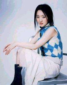 杨钰莹|不老女神杨钰莹家中内景曝光，室内摆放凌乱，书架上全是少儿读物