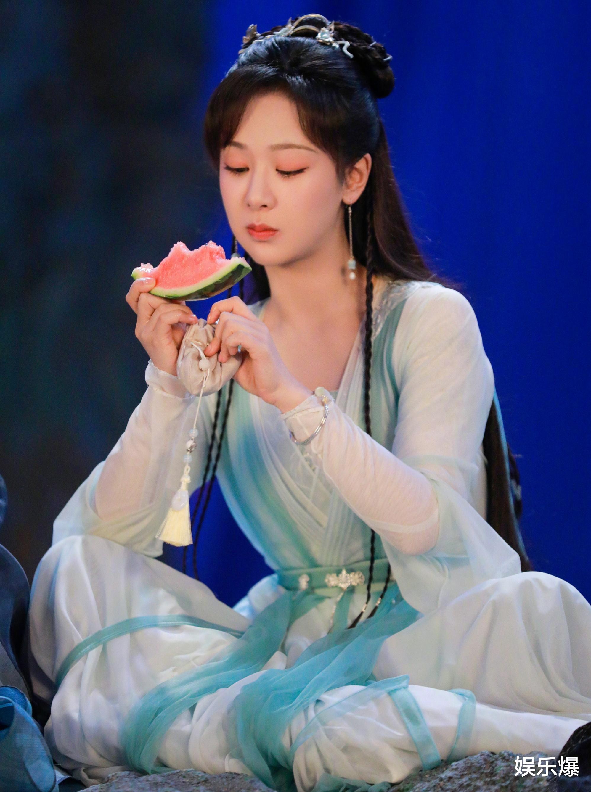 赵丽颖|杨紫新剧一大波造型来袭，除了战损造型，竟然还有白发造型