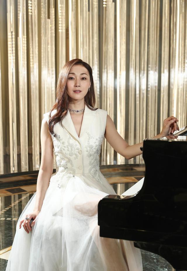 孔维|52岁依旧年轻，非甄子丹不嫁的万绮雯，却转身嫁给了编剧