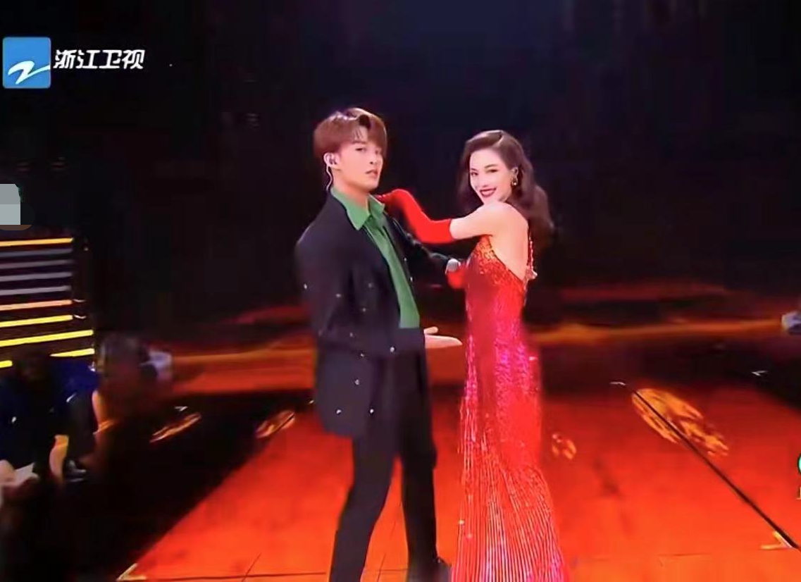 跨年|浙江跨年槽点多！放男星黑白照被批，用荧光棒充观众，主持人嘴瓢