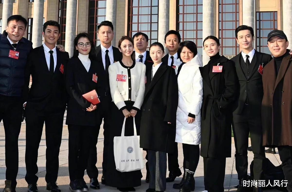 秦岚|佟丽娅变“央视脸”参加大会造型封神！穿小香风拍大合照，大逆袭