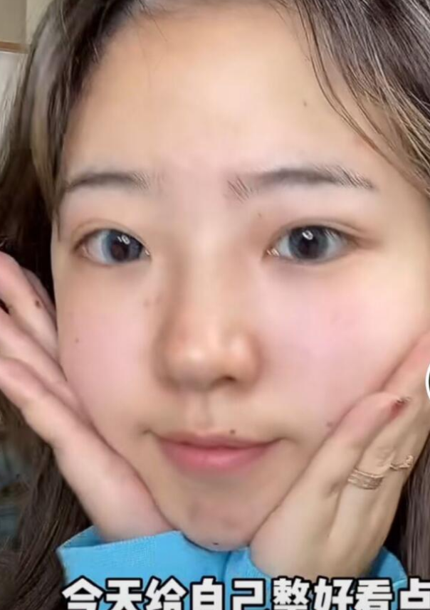 美颜|网红郝一点直播翻车，卸妆后脸都是歪的，原来总裁娇妻也要靠美颜