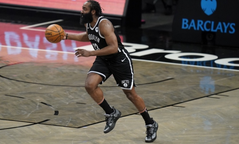 王仕鹏|哈登受伤，王仕鹏被骂上热搜，被质疑不配当解说员，到底发生了什么？