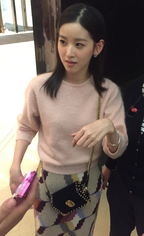 BiuVogue 章泽天穿上了包臀裙之后，看着太高级了，不愧是“奶茶妹妹”