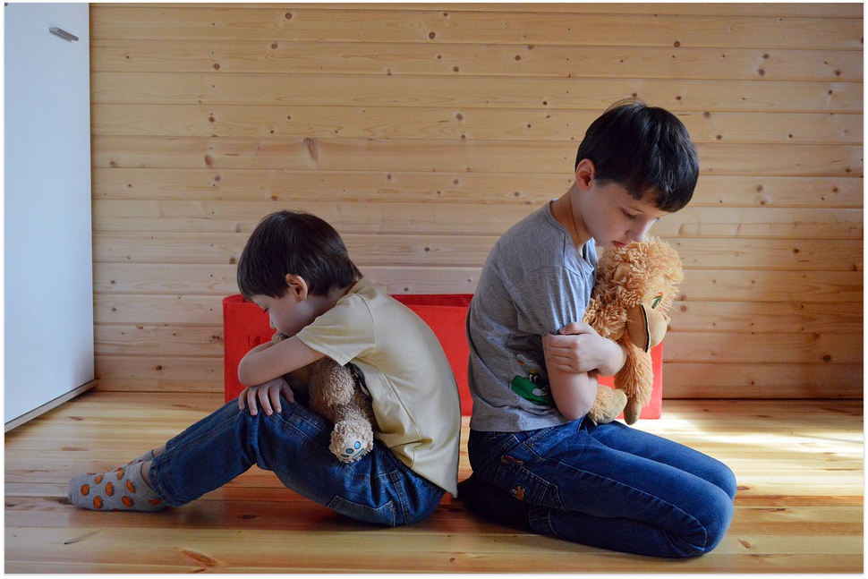 漂凌育儿|男孩偷拿家里100元被父母送进派出所，民警：不能让孩子害怕警察