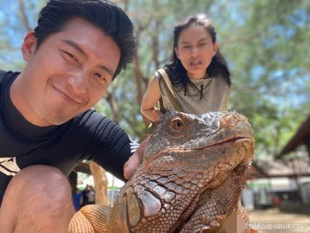 窦骁|何超莲为窦骁买山楂冰棍，牵手搂腰狂秀恩爱，宋轶在线吃狗粮