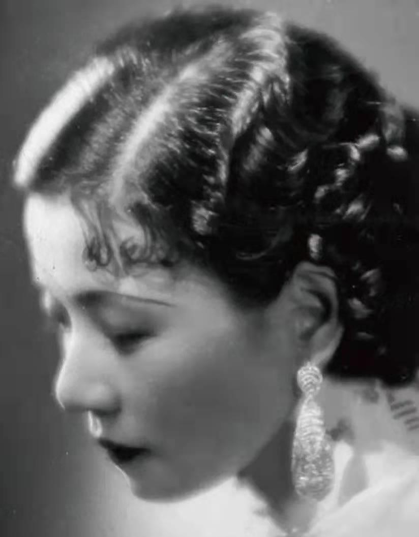 |她的生命停留在25岁，30万人主动为她送葬，现场还有7人为她殉情