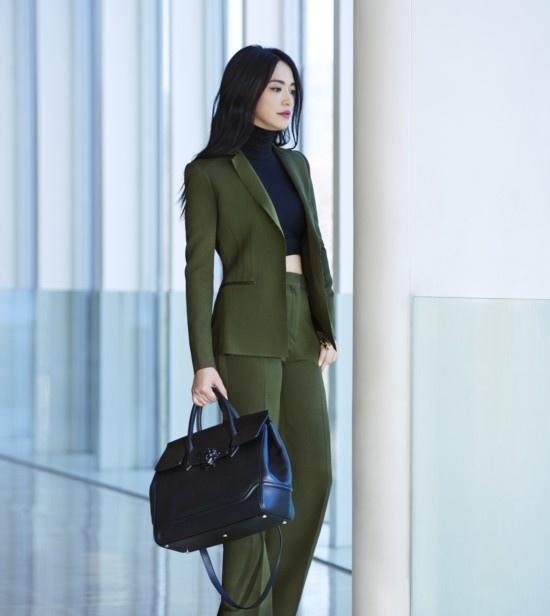 何有强|41岁姚晨愈发有风韵了，一袭黑色V领丝绒礼服成熟高贵，御姐范十足