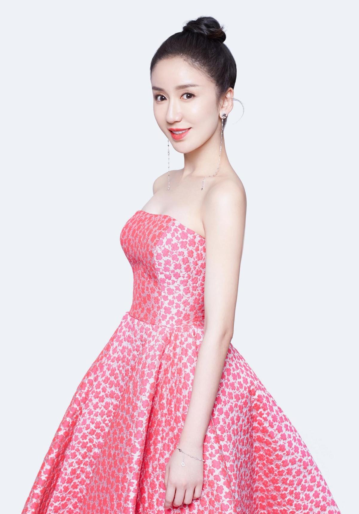 可馨育娃|娄艺潇美得没瑕疵，一袭“竹叶裙”真温婉，但好身材却藏不住