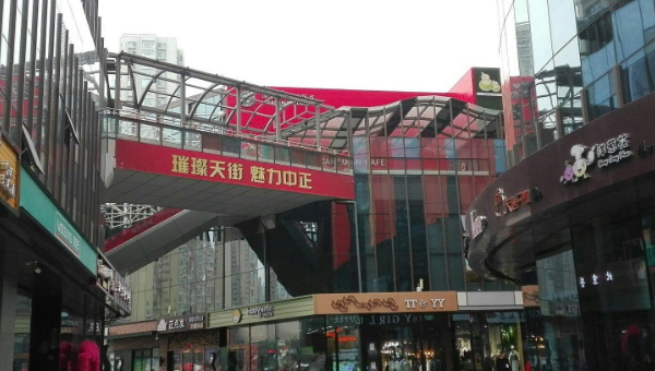 杀猪说娱乐 山西一商场或将凉凉！今商户远离人烟稀少，只剩美食店无奈支撑