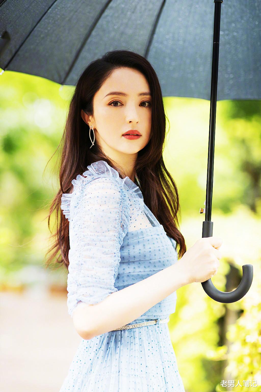 董璇|41岁董璇营业晒照,一袭蓝色褶皱连衣纱裙优雅迷人,好身材藏不住