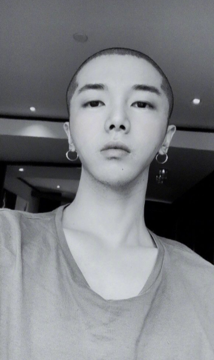 寸头|男明星寸头造型，肖战陈伟霆很野，最后一位却像是犯了罪