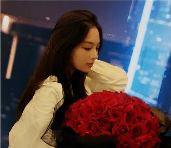 张馨予|张馨予晒素颜照,好皮肤被赞美,白皙透亮,大方分享自用面霜