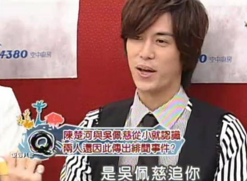 肖浩飞白|“生育机器”吴佩慈,卑微求和入豪门,6年产4子,43岁至今未婚