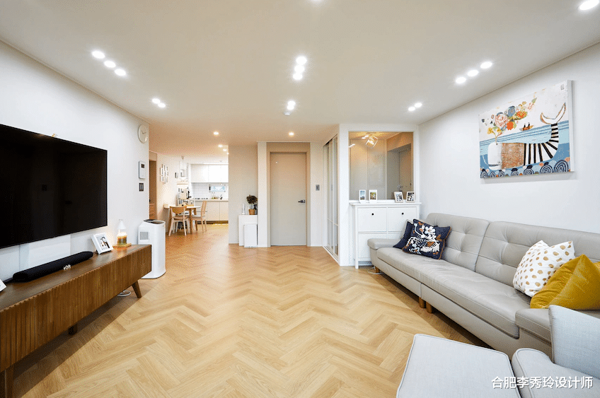 套内93㎡面积适中，夫妻俩“去复杂化”的装修手段，获得一致夸奖