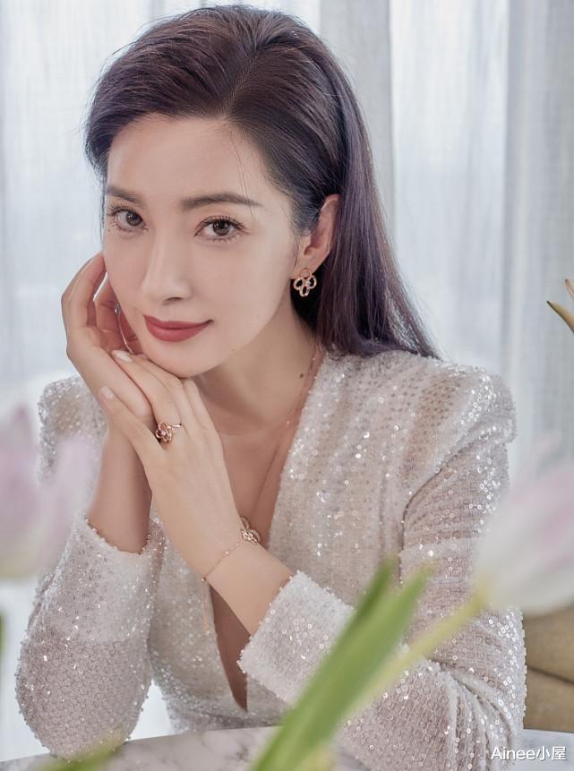 Ainee小屋 李冰冰把亮片穿得优雅不俗，V领里面配裸色打底，看着还挺保守的