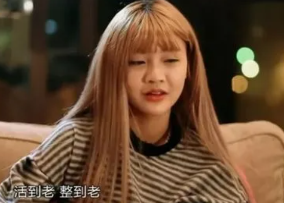 李宏毅|《变形计》里与李宏毅打架，14岁辍学的陈佩雯，如今却整容过度？