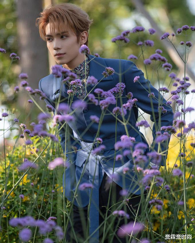 誉霖誉时尚|罗一舟穿收腰西装，粉丝直呼“精灵小王子”，仙境之旅，长腿吸睛