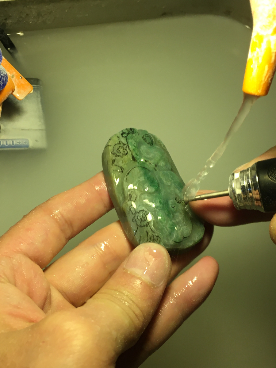 玉雕|其貌不扬的玉料被玉雕师这样一雕，价值翻百倍！