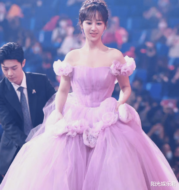 杨紫|杨紫终于减肥成功，天鹅颈和直角肩都出来了，路人镜头下美出新高度