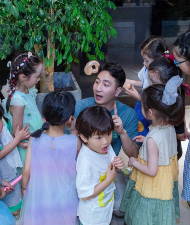 林生斌|疑似林生斌任真真现身，包裹严实带行李箱来接孩子，打算跑路了？