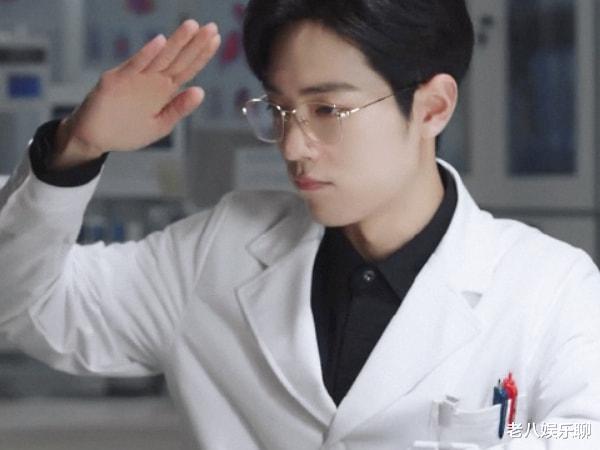 肖战|肖战2部剧将在海外播出，遭知名编剧质疑：要跟官方对抗？