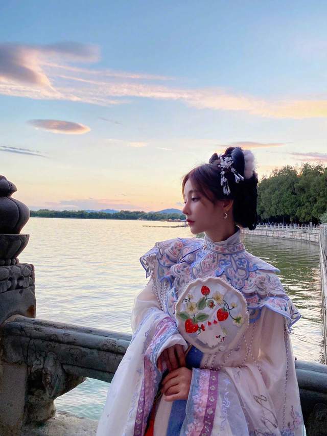 张艺兴|冯提莫新歌MV大胆挑战病娇妆，五官精致再创颜值巅峰
