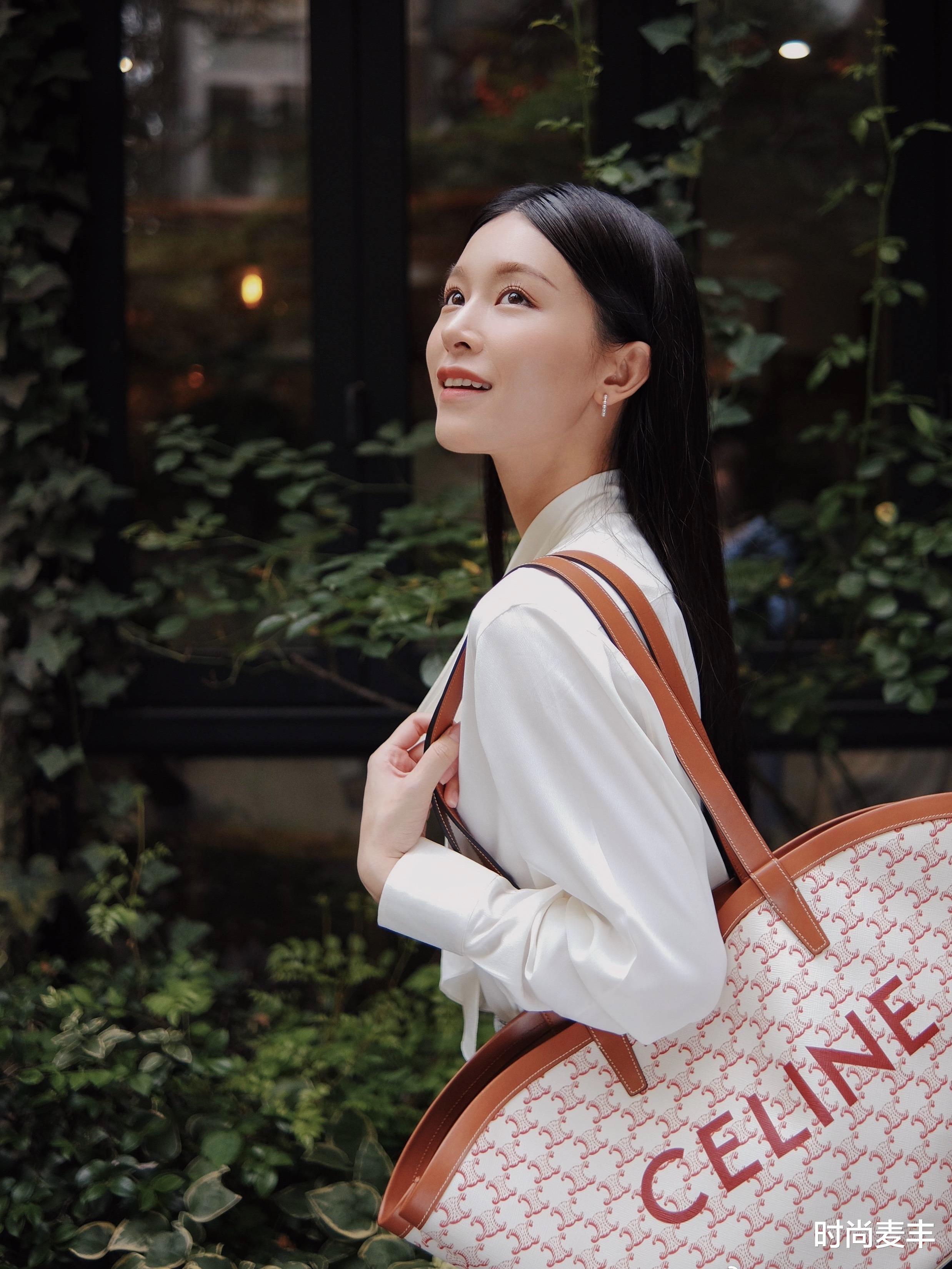 王语嫣|文咏珊扮演新版《天龙八部》王语嫣，白色雪纺古装造型，仙气十足