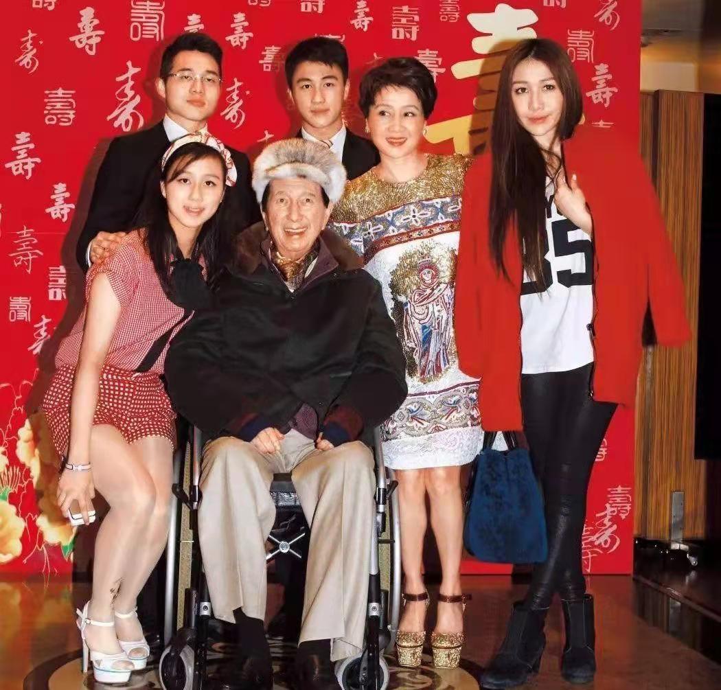 赵露思|赌王小女儿考上清华研究生！校服难掩气质似校花，哥哥何猷君报喜