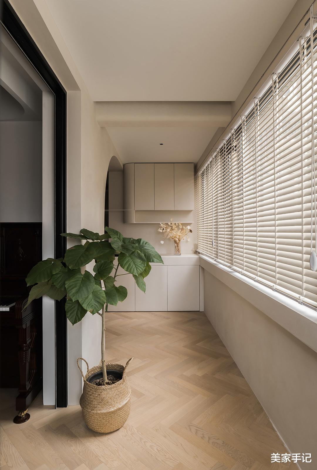 追求极简生活的上海夫妇：130㎡家连踢脚线都舍弃，全屋太高级了