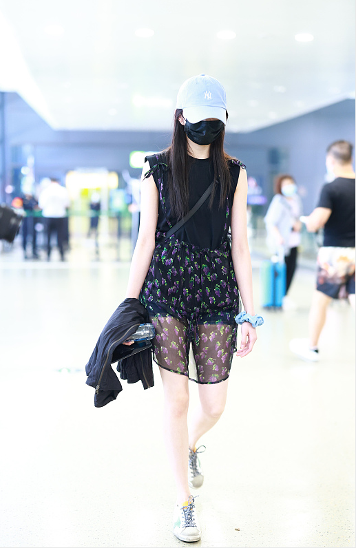 何有强|“谋女郎”刘浩存真会穿，黑T恤配印花吊带裙清新浪漫，减龄洋气