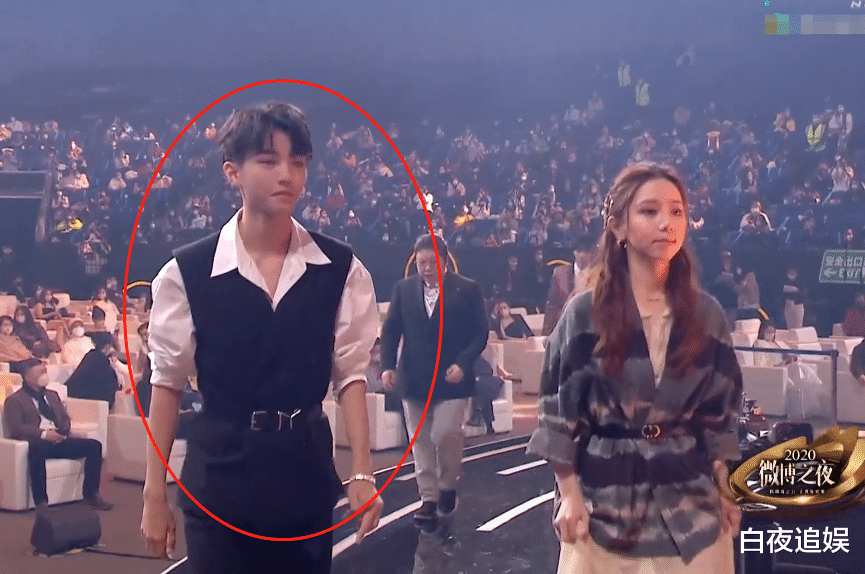 王俊凯|王俊凯“微博之夜”身高引热议，跟鹿晗张杰同框，真有180cm？