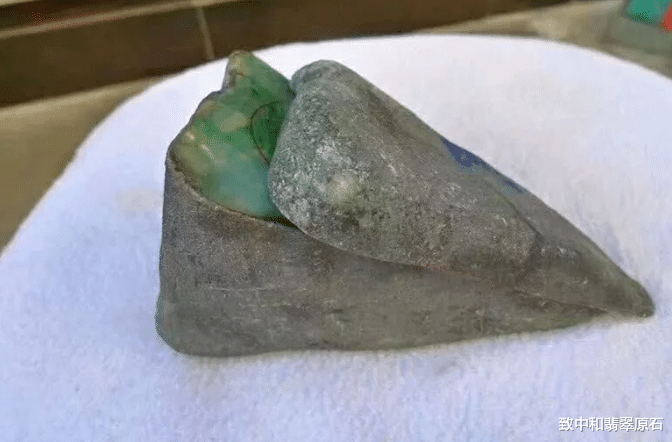 翡翠|美女第一次玩翡翠,直接花6万买下翡翠原石,竟切出高冰阳绿飘花手镯!