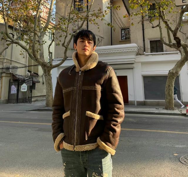 杰森·斯坦森|男星纪凌尘主动官宣恋情，晒与女友同框健身照，女方身材完美似“金刚芭比”