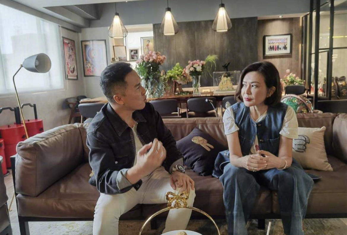 何有强|关之琳穿衣不讲究，黑色的印花“浴袍裙”休闲慵懒，意外高级洋气