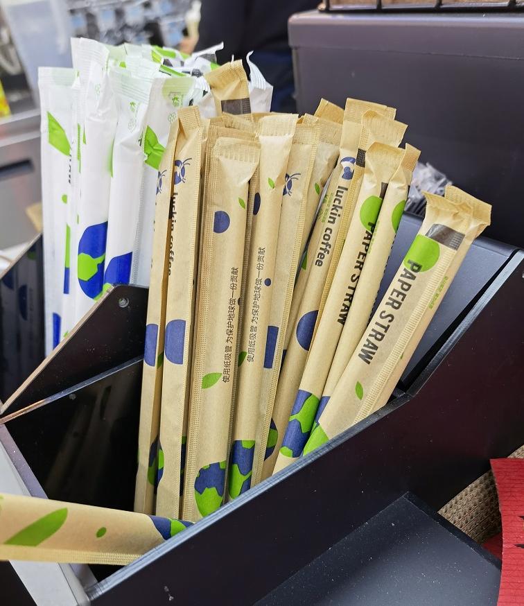 深圳特区报读特客户端 纸吸管遭吐槽“在嘴里就降解”，央媒：要自备一颗环保的心