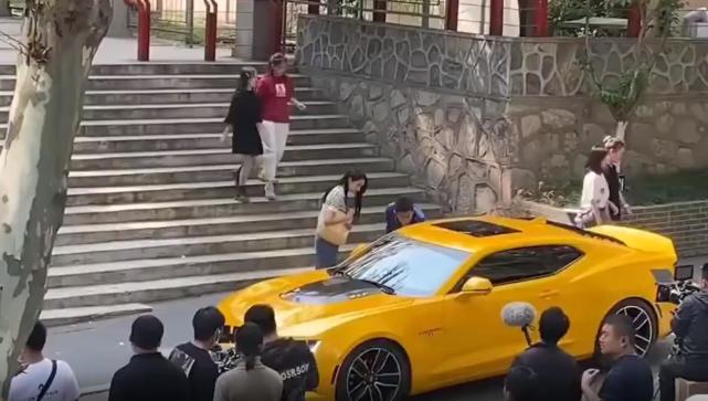 关晓彤|网友偶遇关晓彤拍戏，牛仔裙又土又丑小腹显胖，张一山驼背像老头