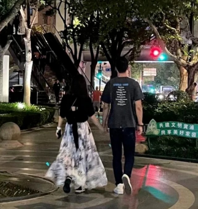 王子文|跨年狗粮！王子文晒亲密合影为吴永恩庆生，送对方小提琴超有爱