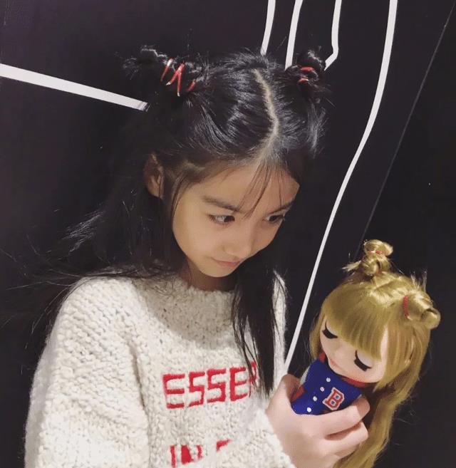 女孩|又想骗你生女儿：幼儿园“神仙女孩”走红，呆在人群中太亮眼