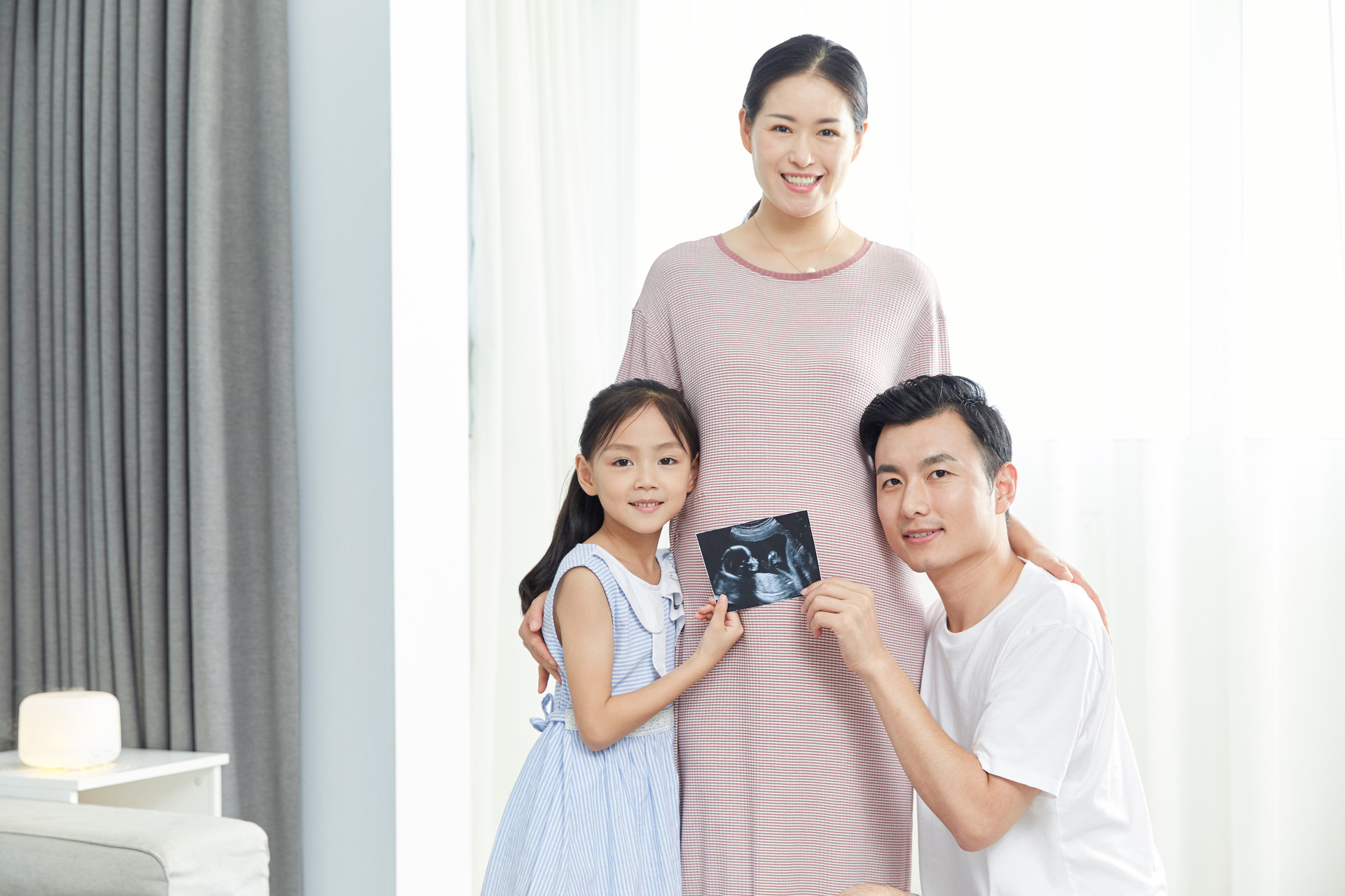 医生 “混得最惨的二胎”：弟弟爬去找姐姐玩，被爸爸像垃圾一样拎开