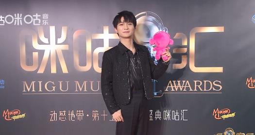 周深|周深：岁末年初迎高光，在第十五届音乐盛典咪咕汇上喜提3项大奖